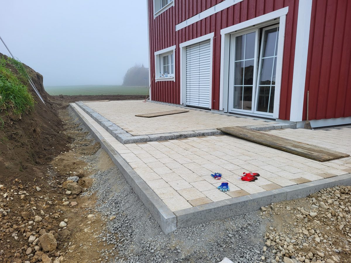 Fertig gepflasterte Terrasse an einem Wohnhaus