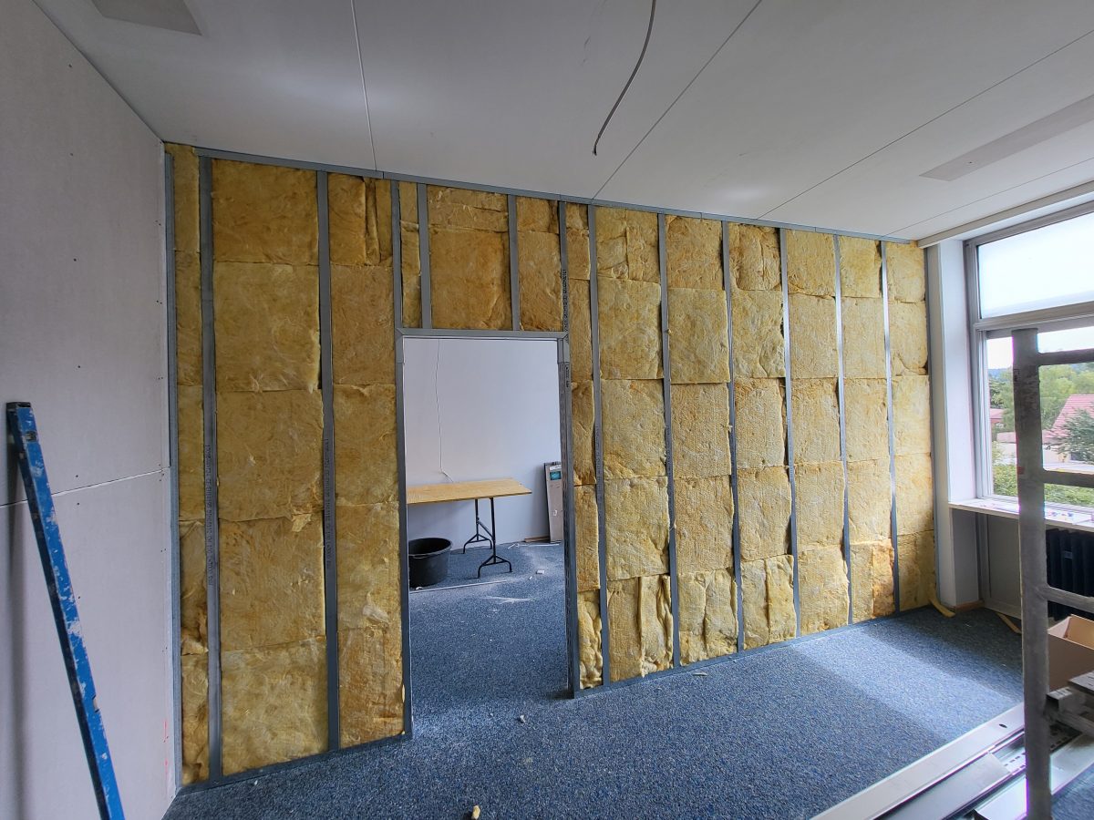 Trockenbau mit Ständerwerk und Dämmung in einem Gebäude